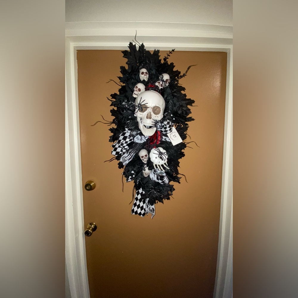 Skull halloween swag, halloween decor, frontdoor wreath